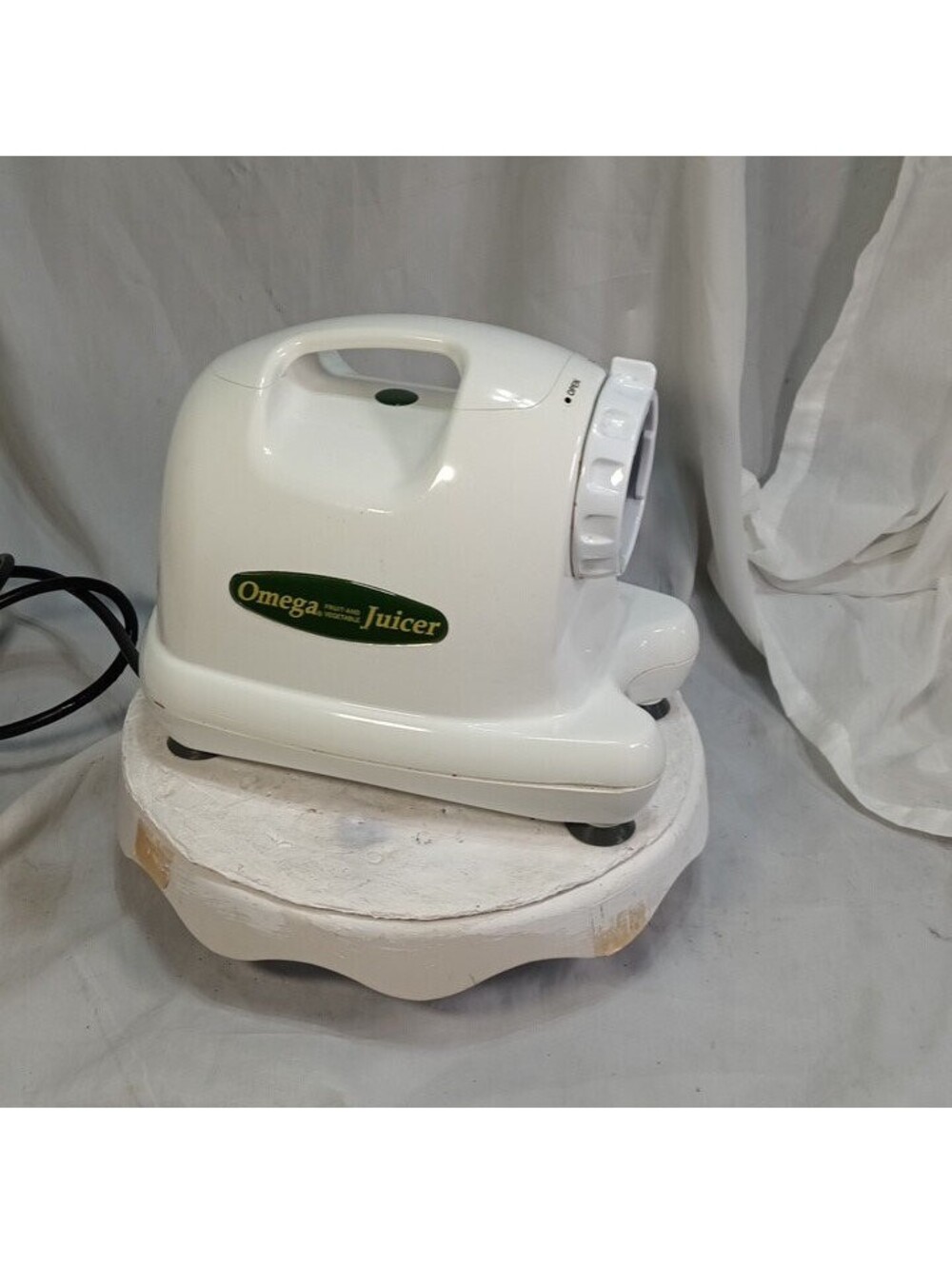 Omega 8004 Masticating Juicer Nutrition Center Single Auger Low Speed White Used